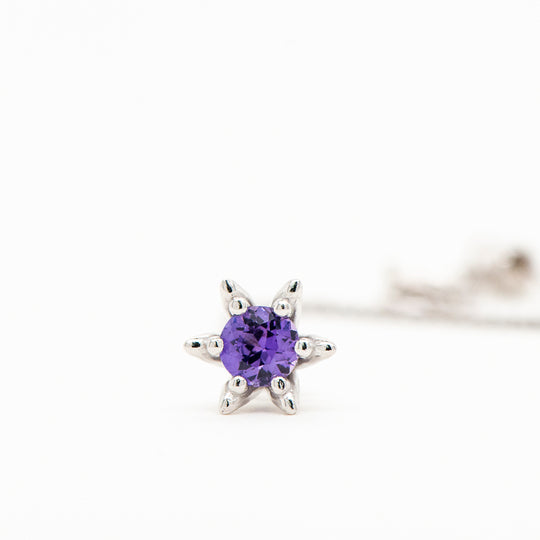 Dije Flor de Loto con zafiro morado