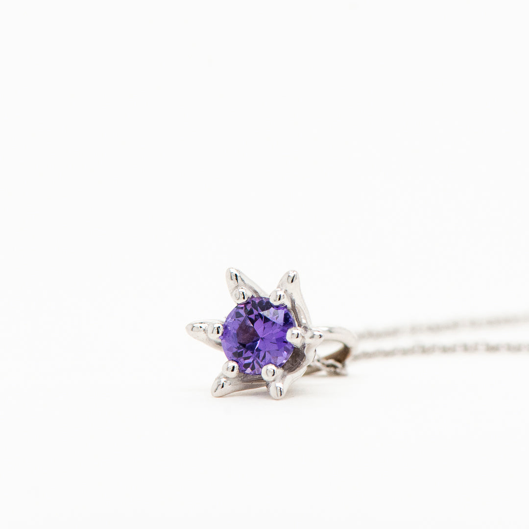 Dije Flor de Loto con zafiro morado
