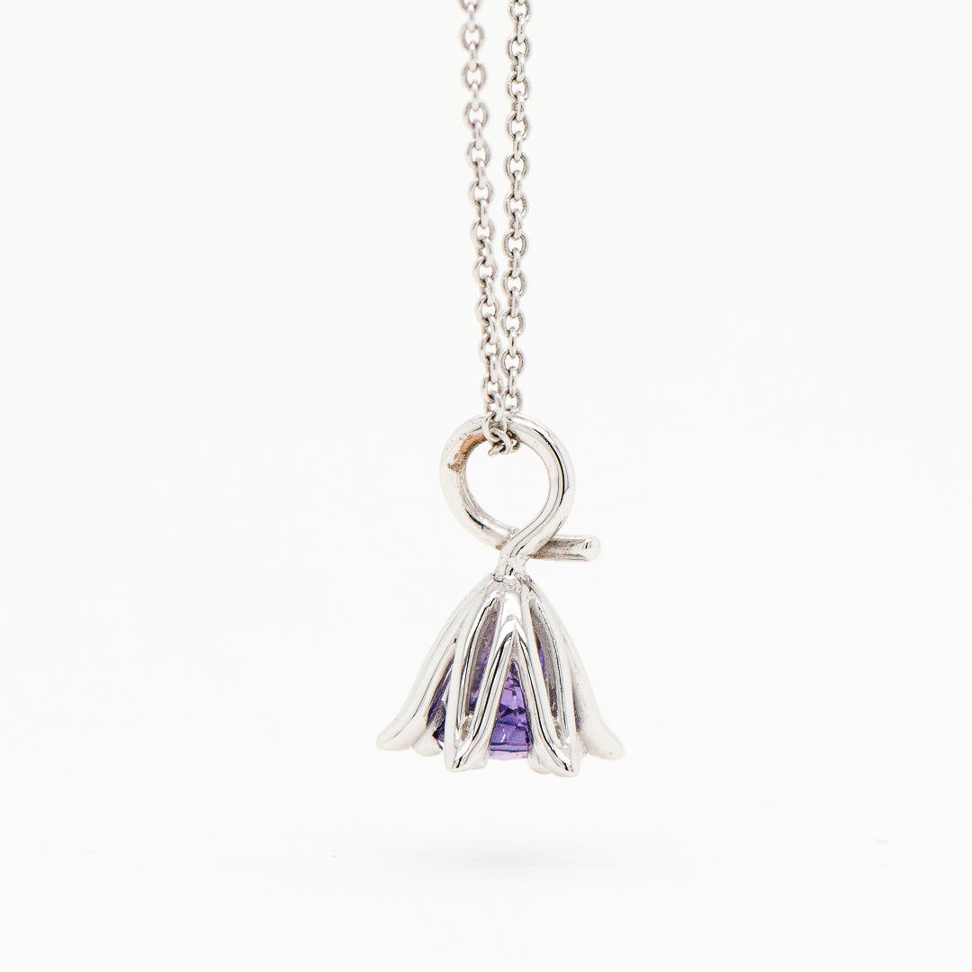 Dije Flor de Loto con zafiro morado