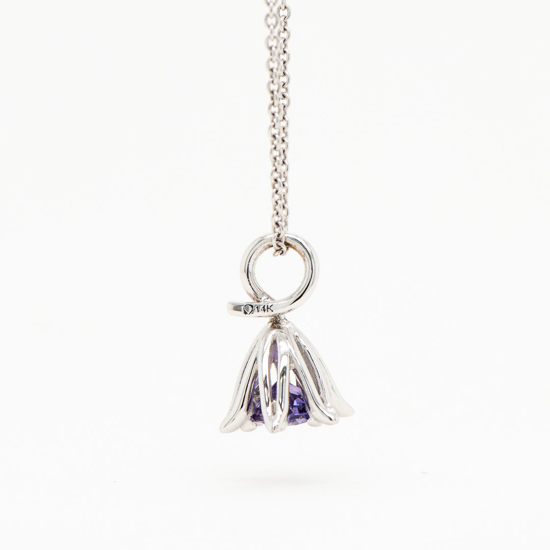Dije Flor de Loto con zafiro morado