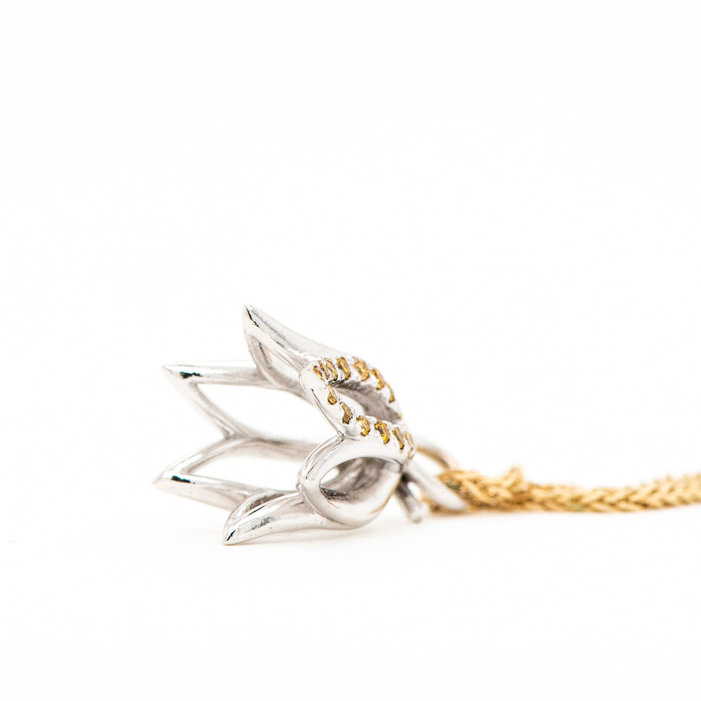 Dije Flor de loto con diamantes amarillos