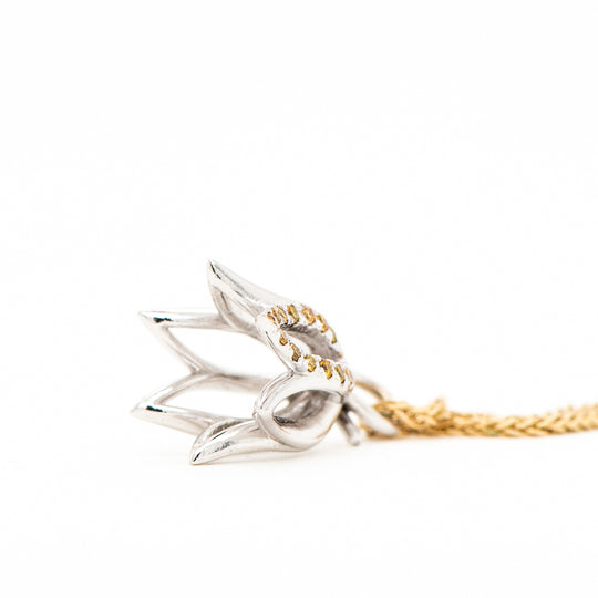 Dije Flor de loto con diamantes amarillos